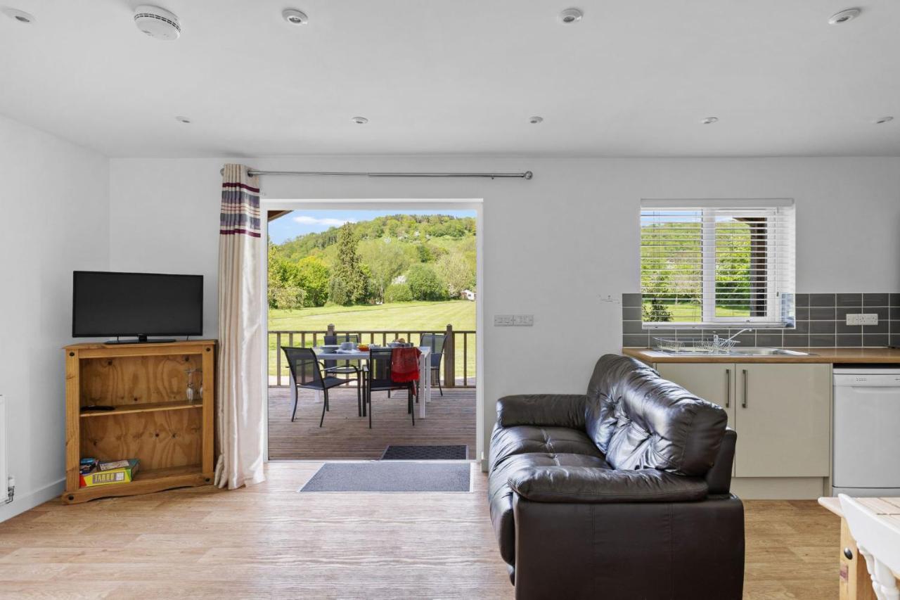 Chalet Woodpecker Lodge, Redlake Farm Nr Glastonbury Somerton (Somerset)